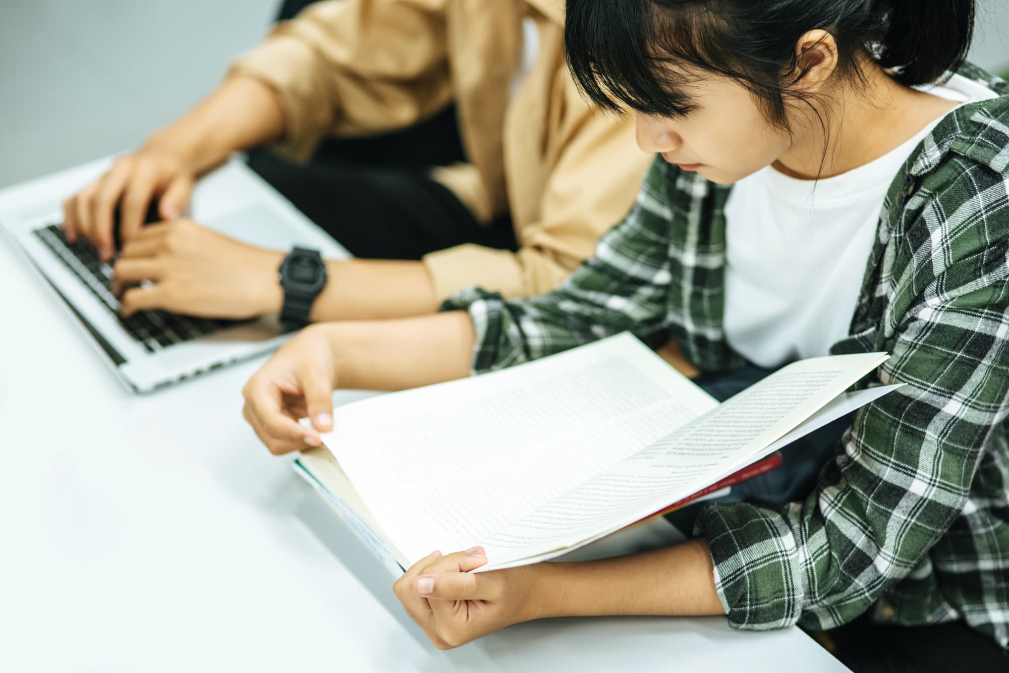 中高生がパソコンを学ぶ様子